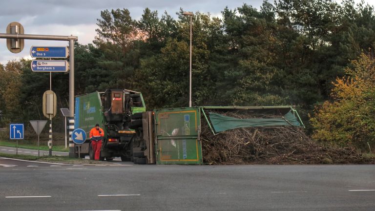 De takken liggen bezaaid over de weg (foto: Gabor Heeres/SQ Vision)