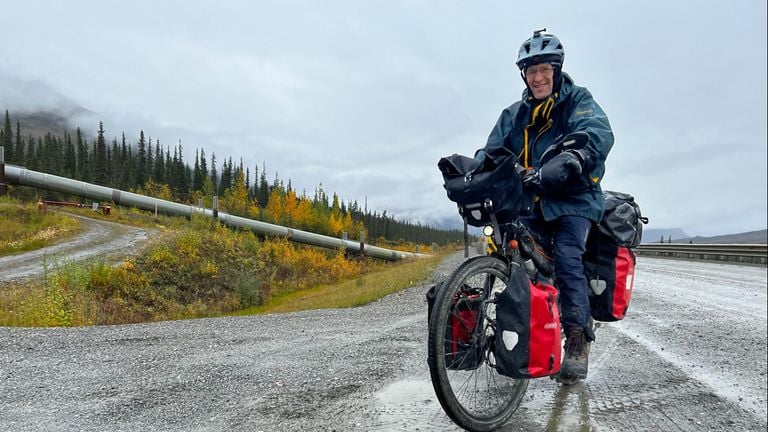 Bepakt en bezakt fietste Anfred door weer en wind (foto: Anfred van Roosmale).