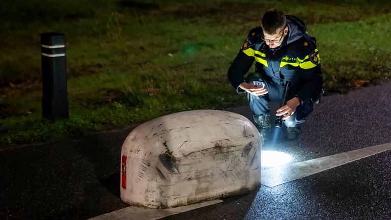 De scooterrijder zou tegen een betonblok zijn gereden dat midden op het fietspad is geplaatst (foto: Gabor Heeres/SQ Vision).