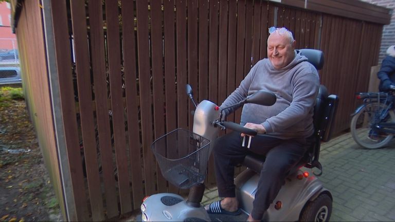 Frank heeft geluk, want zijn scootmobiel was er nog wel (foto: Omroep Brabant).