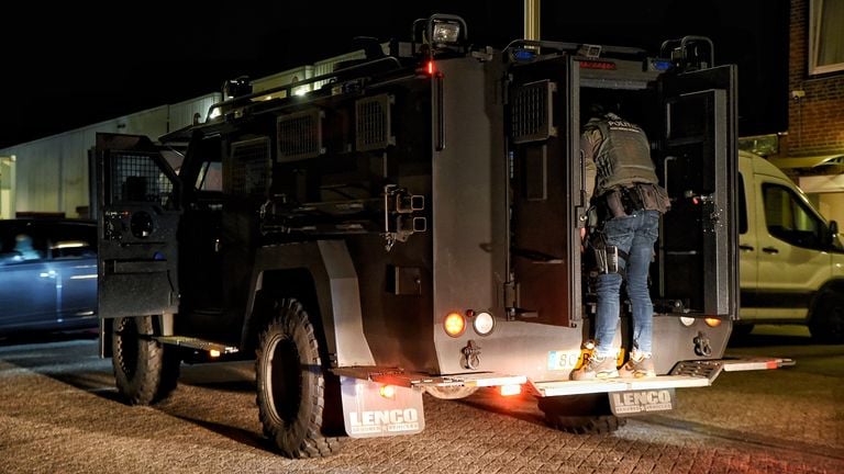 Bij de inval aan de Insulindestraat in Tilburg werd een pantserwagen, een zogenoemde Bearcat, ingezet (foto: SQ Vision).