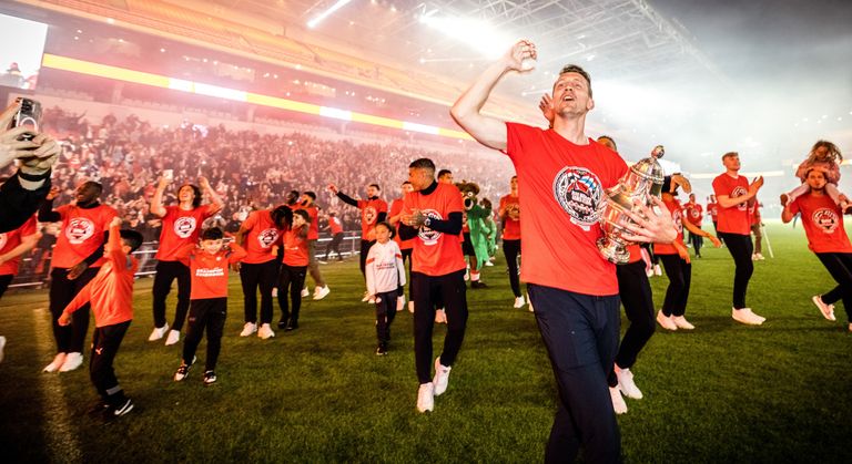 Aanvoerder Luuk de Jong koestert de KNVB-beker (foto: ANP).