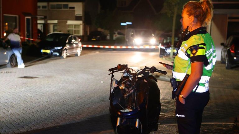 Een agente bij de scooter in Esch (foto: Bart Meesters).