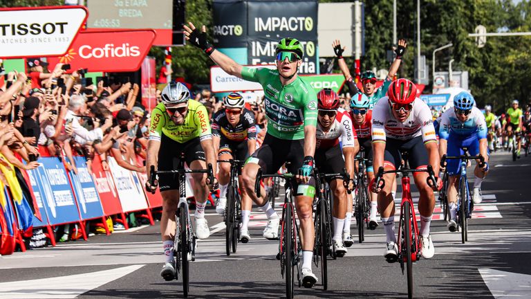 Danny van Poppel uit Moergestel viert in peloton etappezege ploeggenoot mee (Foto: Corrado Francke)