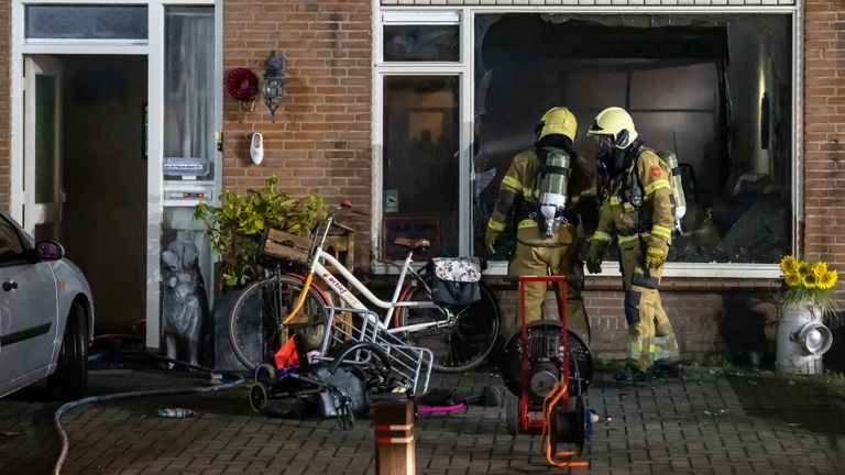 De brandweer bij het verwoeste huis aan de Jorisakkerstraat in Helvoirt (foto: Iwan van Dun/SQ Vision).