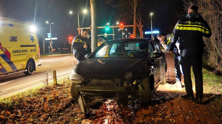 De auto raakte zwaar beschadigd bij de crash in Dorst (foto: Jeroen Stuve/SQ Vision).