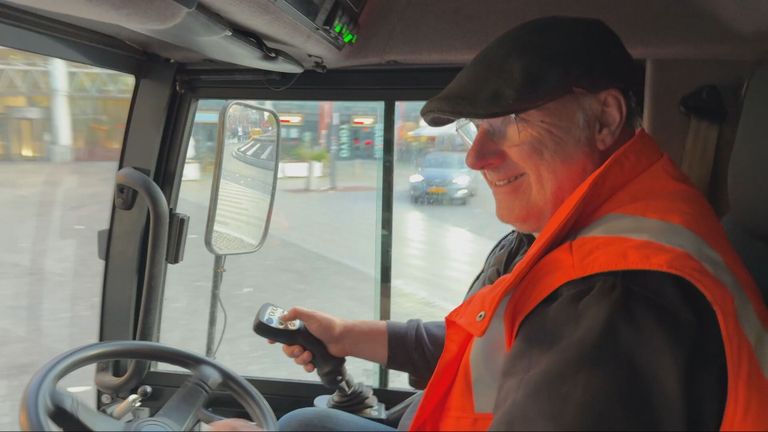 Henny rijdt de hele ochtend met een glimlach rond in zijn veegmachine (foto: Wilco Zonneveld). 