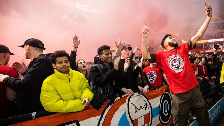 Ismaël Saibari legt het moment voor de eeuwigheid vast: een foto met de fans (foto: ANP).