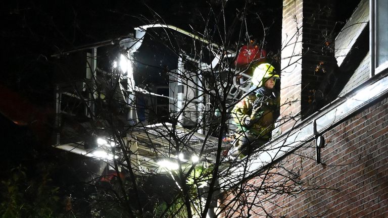 De brandweer bij de schoorsteen van de villa aan de Ginnekenweg in Breda (foto: Perry Roovers/SQ Vision).