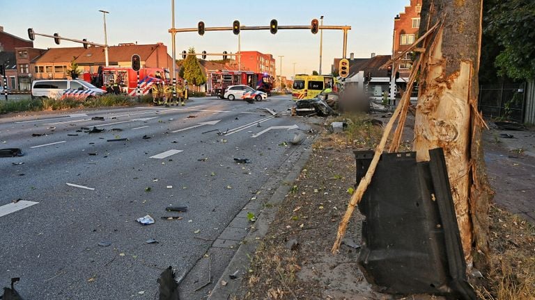 De automobilist zou een boom langs de weg en meerdere lantaarnpalen hebben geraakt (foto: Toby de Kort/SQ Vision).