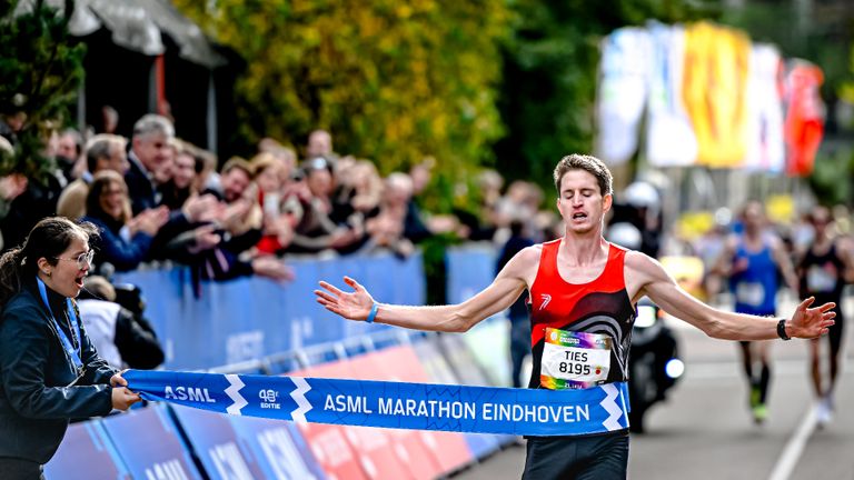 Ties van den Hurk won de halve marathon. (Foto: Eye4Images)