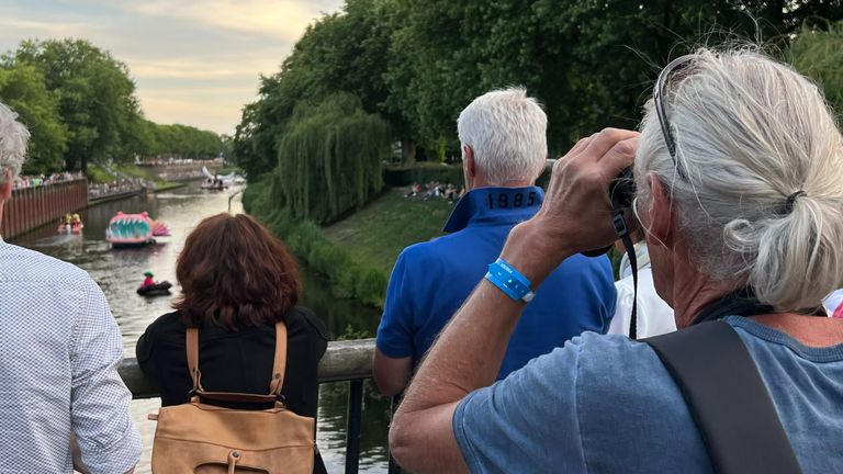 Met een verrekijker bewonderen bezoekers de bouwwerken van dichtbij (foto: Megan Hanegraaf).