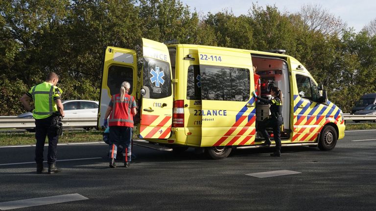 De motorrijder ging onderuit op de A2 tussen Eindhoven en Weert (foto: WdG/SQ Vision).