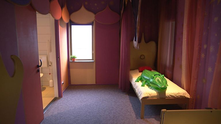 Kinderslaapkamer met krokodil van anderhalve meter (foto: Leon Hagedoorn).