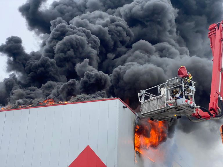 Bij de brand in Etten-Leur komt enorme gitzwarte rook vrij (foto: Perry Roovers/SQ Vision).