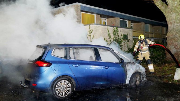 De brandweer kon niet voorkomen dat de auto aan de straat De Kabouters in Den Bosch verloren ging (foto: Bart Meesters).