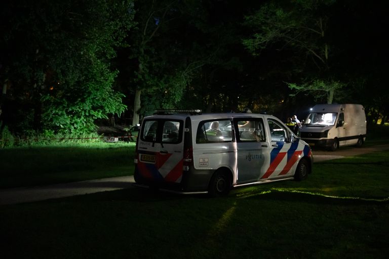 De politie was tot laat in de avond bezig bij de vindplaats aan de Strausslaan in Roosendaal (foto: Christian Traets/SQ Vision).