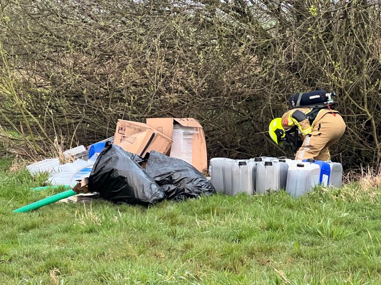 De brandweer verrichte metingen bij de vaten aan het Klein Overveldsepad in het buitengebied in Breda (foto: Perry Roovers/SQ Vision).