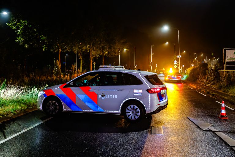 De Baron Van Voorst tot Voorstweg werd na de aanrijding afgesloten van de Huibevendreef tot aan de rotonde bij de Witbrandlaan Oost (foto: Foto: Jack Brekelmans/SQ Vision).