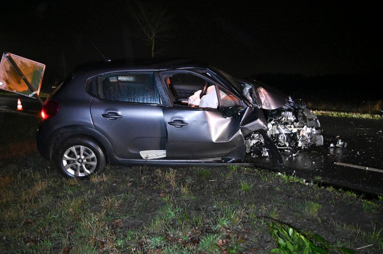 De auto raakte bij de crash in Strijbeek zwaar beschadigd (foto: Perry Roovers/SQ Vision).