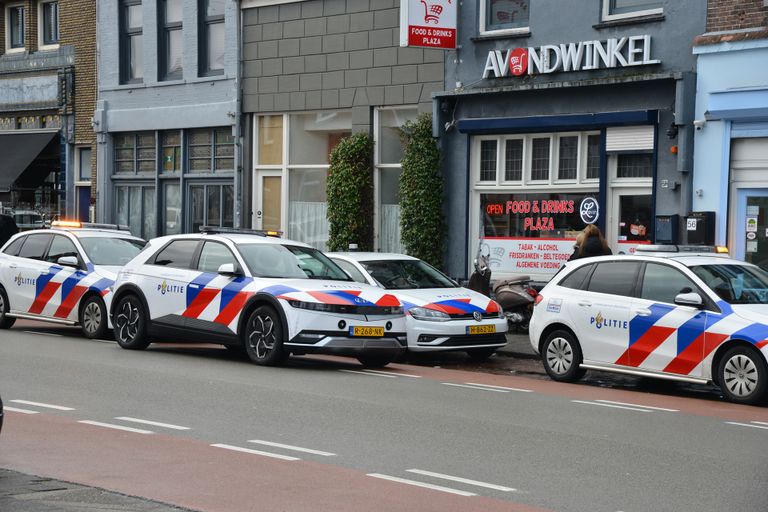 Politieactie bij avondwinkel in Breda (Foto: Perry Roovers/SQ Vision)