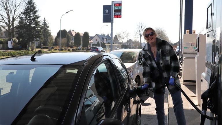 Iets verder rijden, is iets rustiger tanken (foto: Collin Beijk)