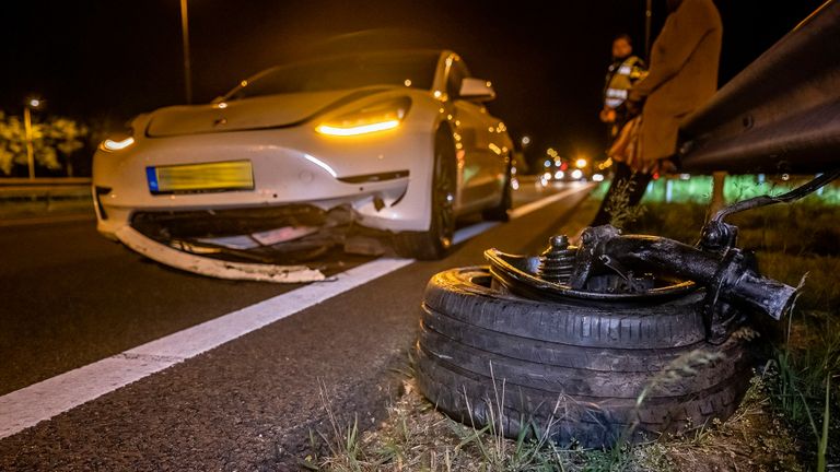 Het wiel belandde aan de andere kant van de vangrail en raakte deze auto. (foto: Jack Brekelmans / SQ Vision).