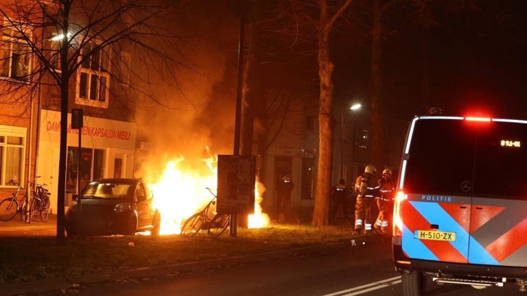 De brandweer houdt afstand (foto: Bart Meesters/Meesters Multi Media/SQ Vision Mediaprodukties).