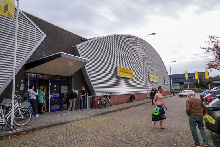 Het Ir. Ottenbad in Eindhoven werd ontruimd vanwege gevaarlijke stoffen die zouden zijn vrijgekomen (foto: Dave Hendriks/SQ Vision).