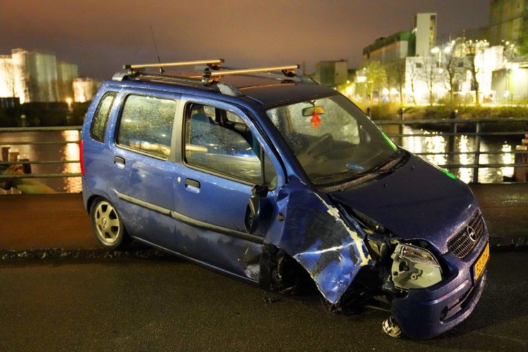 Vermoedelijk was de bestuurster van de in Den Bosch gecrashte auto onder invloed (foto: Bart Meesters).