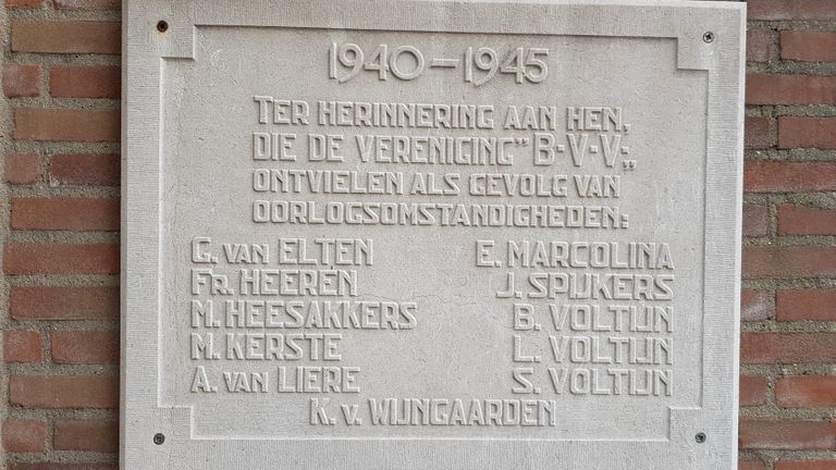 Plaquette BVV ter nagedachtenis aan de slachtoffer van de Tweede Wereldoorlog