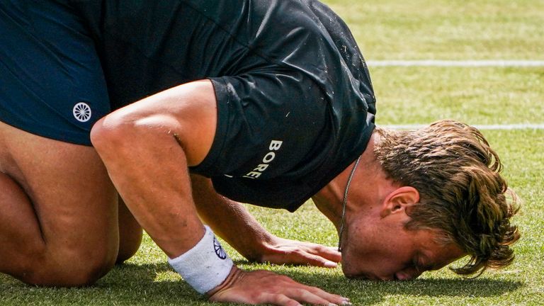 Tim van Rijthoven kust na zijn overwinning het gras van Rosmalen (Foto: Orange Pictures)