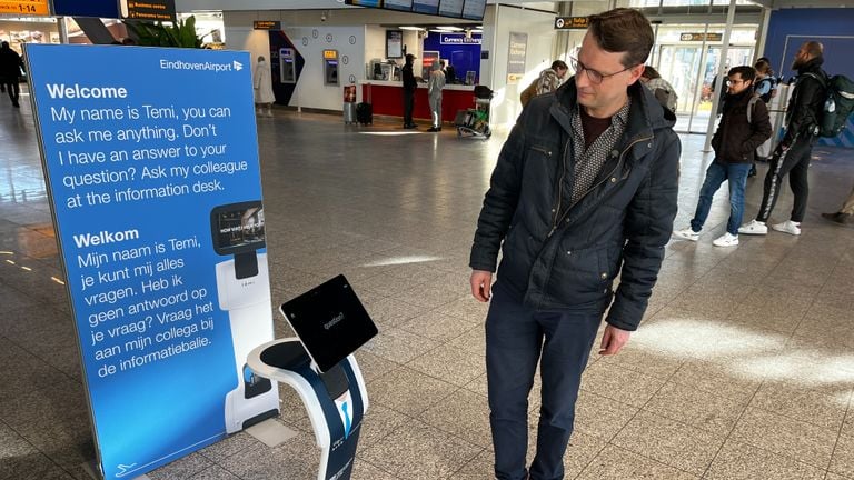 Deskundige Raymond Cuijpers test de robot (foto: Rogier van Son).