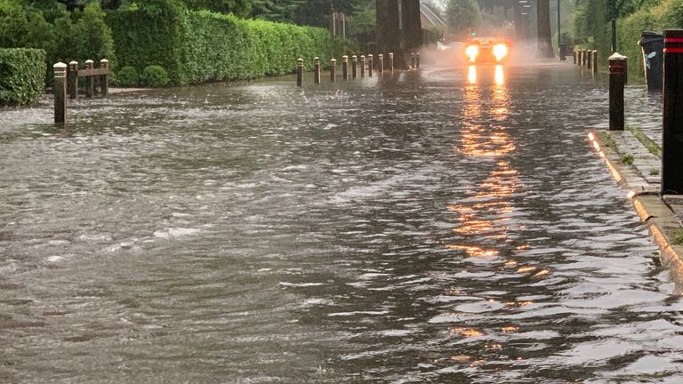 In korte tijd viel er op sommige plaatsen een enorme hoeveelheid water (foto: Bart Meesters).