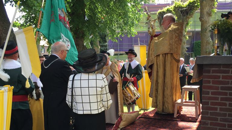 Bij het rustaltaar wordt tijdens de Vaartprocessie de monstrans aan toegestroomde mensen getoond. (Archieffoto: Hans Janssen)