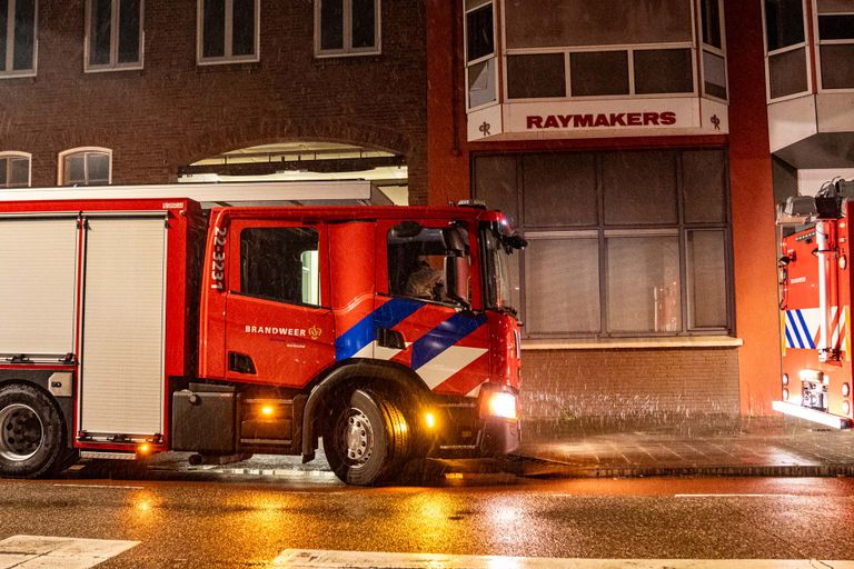 De brandweer kwam met 2 wagens naar Raymakers in Helmond (foto: Harrie Grijseels).