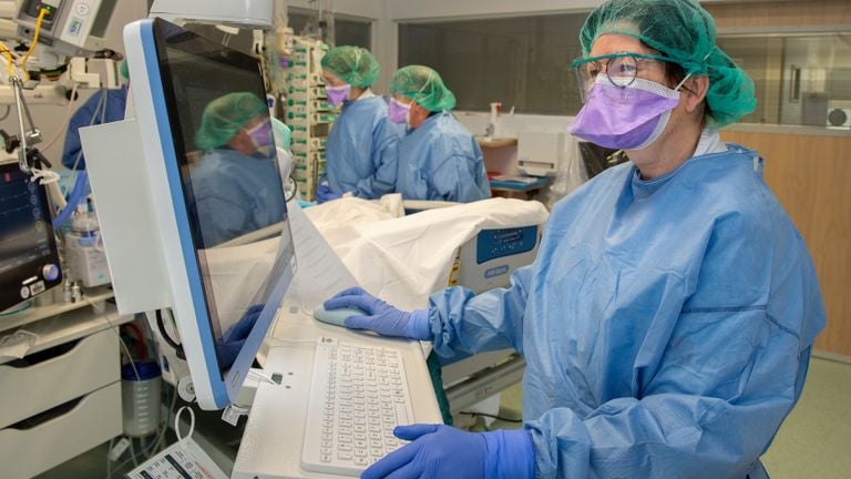 Zorgpersoneel aan het werk op de intensive care (archieffoto: ETZ).