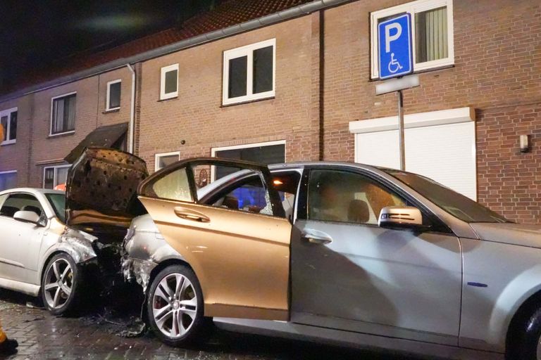 Een van de uitgebrande auto's in de Model van der Donckstraat in Beek en Donk stond op een invalidenparkeerplaats (foto: Harrie Grijseels/SQ Vision).