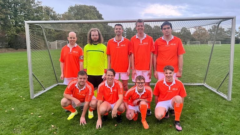 Joey (rechtsboven) en zijn teamgenoten gaan voetballen op de Special Olympics Kingdom Games (foto: UDI'19).