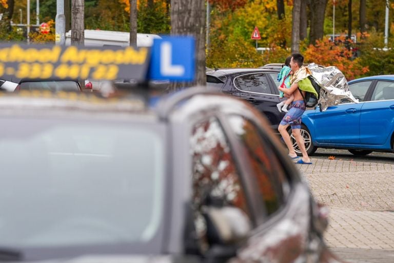 De badgasten werden tijdelijk opgevangen in een sporthal vlakbij het  Ir. Ottenbad in Eindhoven (foto: Dave Hendriks/SQ Vision).