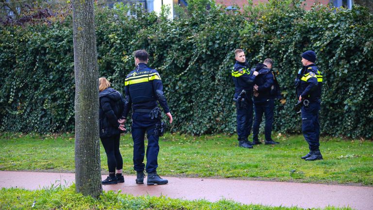 Aan de Heeklaan in Helmond hield de politie drie verdachten aan (foto: Harrie Grijseels / SQ Vision).