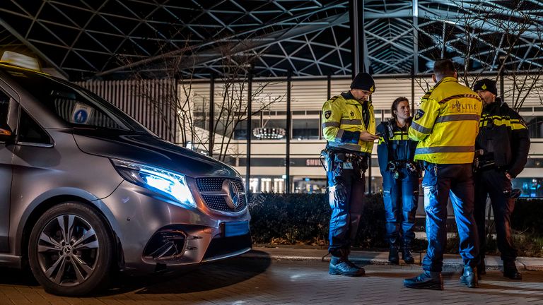 De aanrijding vond vlak voor het centraal station in Tilburg plaats (foto: Jack Brekelmans/SQ Vision).