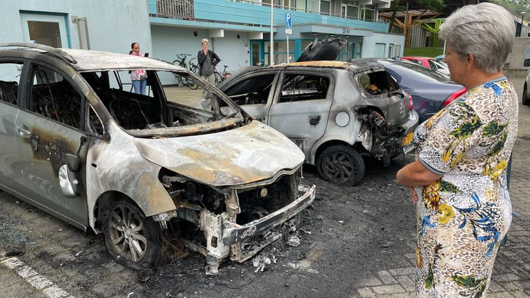 Jolanda bij haar zwaar beschadigde auto (foto: Jan Waalen).