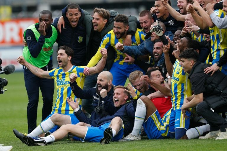 Ontlading bij de RKC-spelers na de overwinning op FC Twente (Foto: ANP)