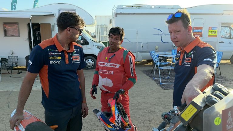 Manager Bart van der Velden (r) met een motorrijder en een monteur van zijn team.