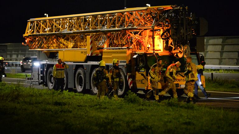 De brandweer keek de kraanwagen na (foto: Perry Roovers/SQ Vision).