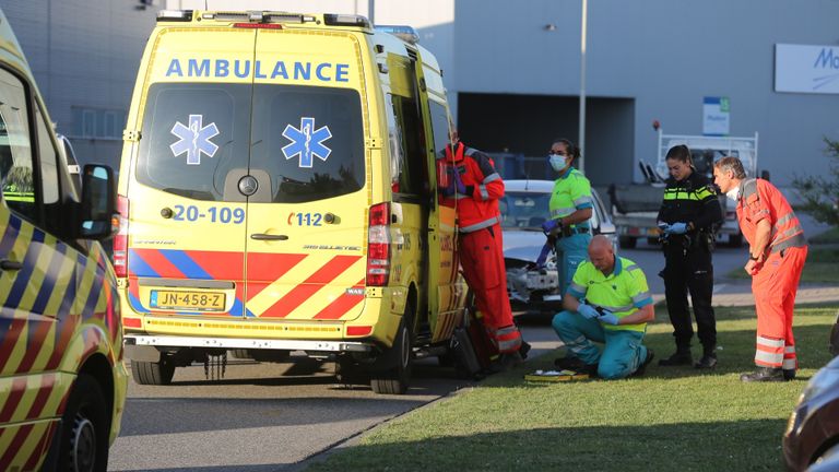 De vrouw is met een ambulance naar het ziekenhuis gebracht (foto: Christian Traets/SQ Vision).
