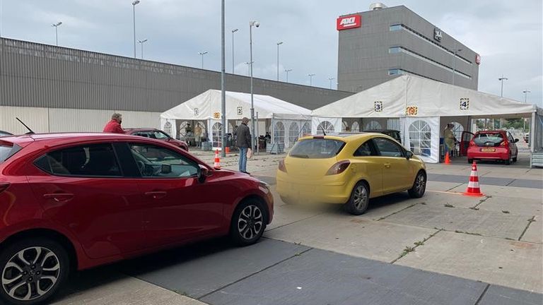 In de auto wachtend op de coronatest in Breda (foto: Eva de Schipper).