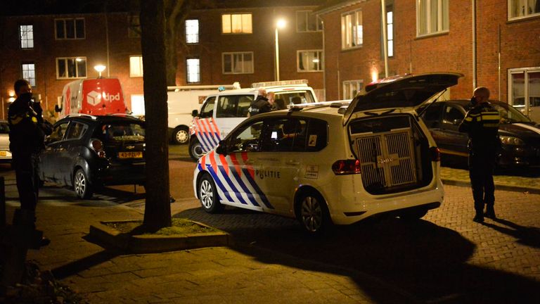 Veel politie op de been in de Oosterstraat (foto: Perry Roovers / SQ Vision).