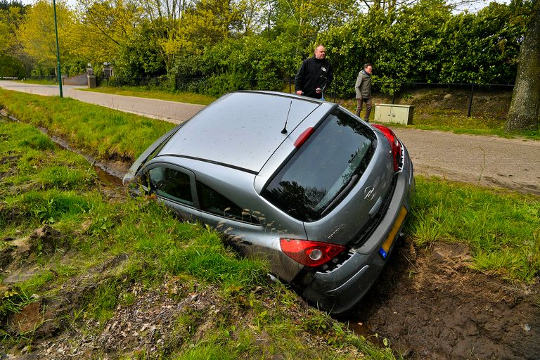 Een bergingsbedrijf werd opgeroepen om de auto uit de greppel in Riethoven te halen (foto: Rico Vogels/SQ Vision).